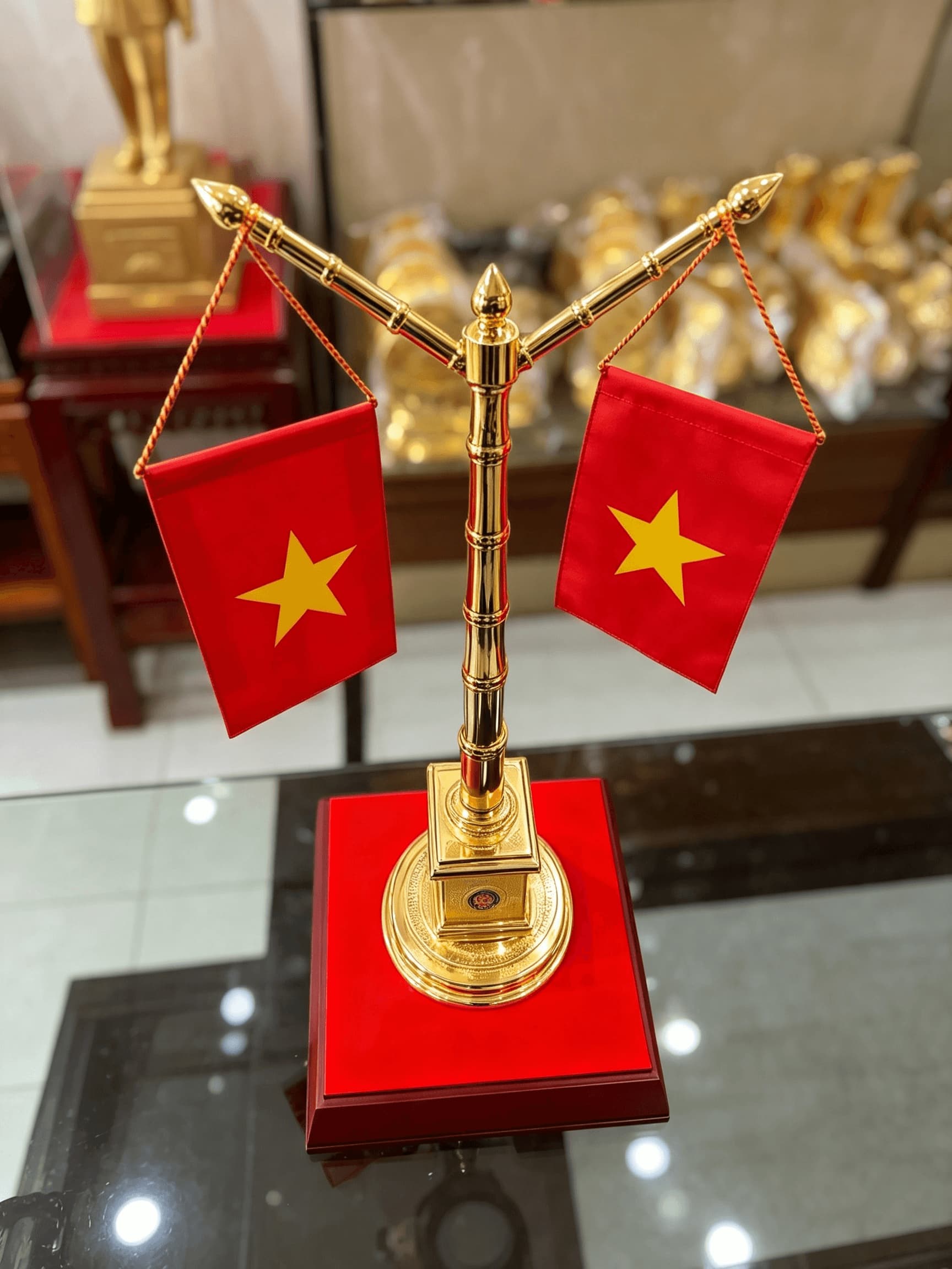 Thân trụ cột cờ bằng đồng hình cây tre