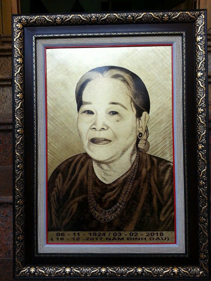 Khung Ảnh Thờ Truyền Thần Trên Chất Liệu Đồng — Truyền ảnh chân dung cụ bà trên tấm đồng đỏ nguyên chất