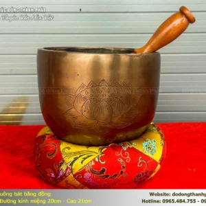 Chuông Bát Bằng Đồng đỏ nguyên chất, đúc thủ công Lộng Thượng. Âm thanh trong vang, thanh tịnh không gian, xua đuổi tà khí. Đặt chùa miếu, nhà thờ họ, ban thờ gia đình