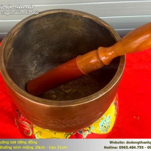 Chuông Bát Bằng Đồng đỏ nguyên chất, đúc thủ công Lộng Thượng. Âm thanh trong vang, thanh tịnh không gian, xua đuổi tà khí. Đặt chùa miếu, nhà thờ họ, ban thờ gia đình