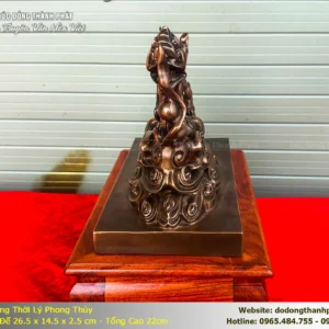 Tượng Rồng Thời Lý bằng đồng đỏ nguyên chất. Biểu tượng quyền lực, thịnh vượng, bảo vệ gia đình, đón tài lộc. Đúc thủ công Lộng Thượng, đặt đúng vị trí mang lại thành công, bình yên.